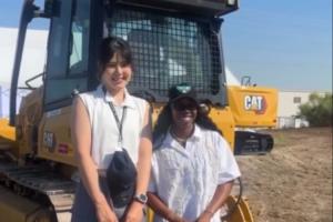 瘦了？李月汝出席飞翼训练场的开工仪式 小宝受伤位置还戴着护具