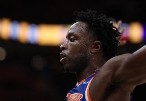 迈克布朗谈阿努诺比防守影响：他有防守一阵的能力！