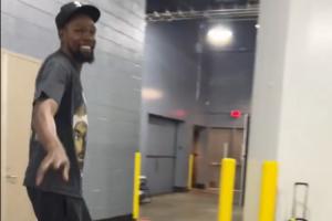 寿星来了！杜兰特面带微笑走入丰田中心 将出席媒体人活动