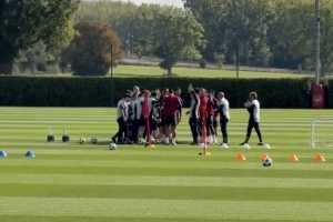 球队凝聚力！萨利巴续约后亮相训练，阿森纳队友纷纷拍背祝贺