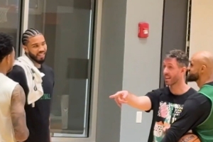 新发型亮眼！塔图姆现身训练场 与怀特&新援安芬尼-西蒙斯聊天