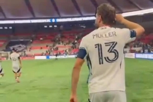 舞姿妖娆！穆勒赛后跳舞庆祝夺冠：继续狂欢🕺