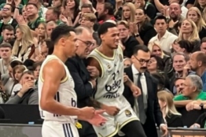 NBA旧将布兰登-波士顿欧冠与队友相撞左脚踝受伤 4月左脚踝曾手术