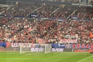 奥萨苏纳主场对阵赫塔费的比赛，球迷展示横幅抗议以色列