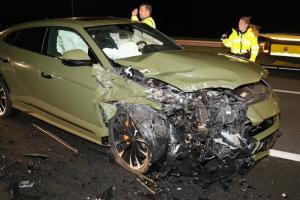 死里逃生！荷兰前国脚遭遇4车连环车祸，百万兰博基尼直接报废