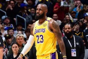 媒体人：不知詹姆斯是决定退役 还是打算再次烽火戏球迷一把呢？