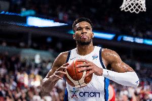 Shams：尼克斯和雄鹿休赛期沟通过交易字母哥 但最终未能达成