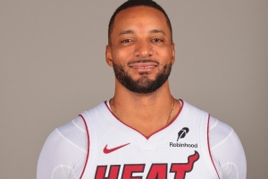 阿德巴约：鲍威尔能自己创造得分机会 期待他进化出新版本的自己