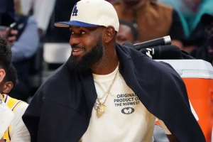 A-史密斯怒喷老詹：烂片不拍续集 历史第二人为何靠噱头博关注？