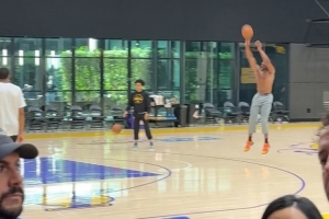 投篮看着不靠谱啊~湖人新秀阿杜赛后加练三分 开局就是3连铁