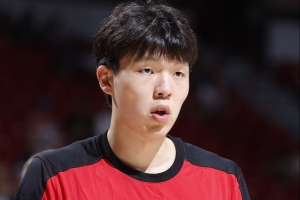 媒体人：队友们眼里真有杨瀚森 球刷刷往手里递 首轮秀就是不一样