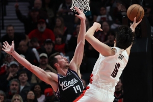 国王媒体调侃：杨瀚森对位尤班克斯时都快打成约基奇了 太疯狂了