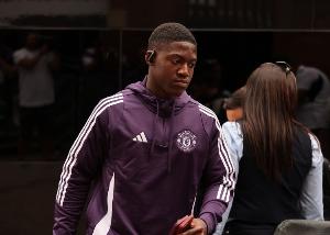 ESPN：曼联准备在冬窗前和梅努以及齐尔克泽展开对话