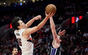 队记：杨瀚森单挑尤班克斯 背运+转身一套连招下来观众陷入疯狂