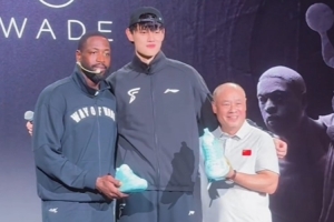 排面拉满！李宁先生和韦德一起为曾凡博送上双签的韦德之道12战靴