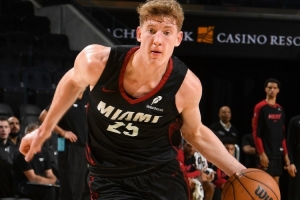 上场送10次助攻！阿德巴约：亚库乔尼斯有潜力成为顶级传球手