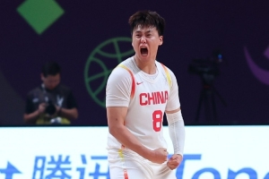 赵睿：这一批中国男篮是互相帮助的 这是个很好的氛围