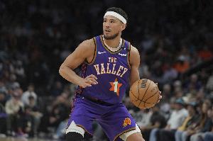 全能输出！布克12中4拿到18分5板5助1断 正负值+14最高