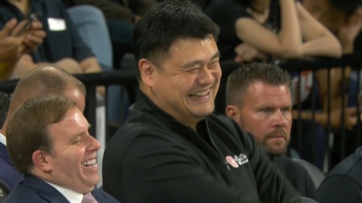 哈哈哈😄姚明现场观战NBA中国赛 笑出经典表情包~