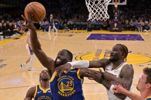 😑追梦赛中吐槽裁判：湖人罚球数19-0我勇 老詹&卢卡还都没打呢