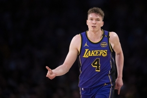 湖记：听说克内克特在训练营表现强势 今天算是把状态带到了赛场