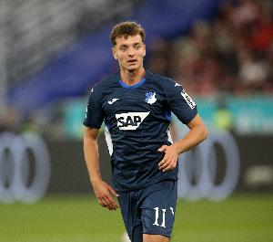 德天空：巴萨关注霍芬海姆前锋阿斯拉尼，球员明夏有解约条款