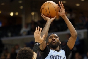 灰熊官方：球队已签下德容-雅罗 并裁掉劳森-洛夫林