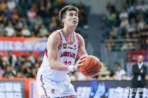 媒体人：郭艾伦不随龙狮赴美备战很正常 他商业价值高&地位超然