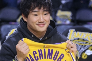 日本F1车手角田裕毅现身湖人主场 获赠同胞八村塁签名球衣