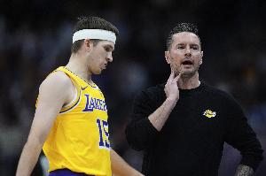 里夫斯：雷迪克中场休息时告诫我们 别再打出糟糕的第三节了