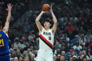 拿下首胜！杨瀚森暴扣迎运动战首分 上阵7分14秒3中1拿2分1板2帽