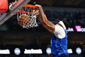 基德：浓眉体能状态正朝着球队需要方向发展 打38分钟对恢复有益