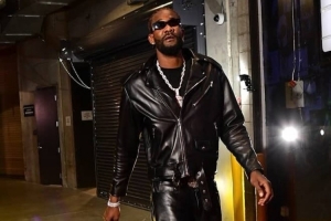 保持住！艾顿晒黑皮衣套装帅照：与众不同的能量 就是自律🔒