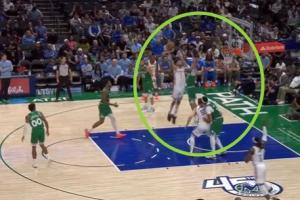 💥欢迎来到NBA！霍姆格伦迎着弗拉格单臂滑翔炸扣！