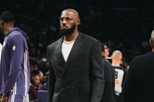 西装革履！詹姆斯晒自己观战揭幕战组图 配文🌊👑表情