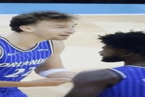 白人问号脸！小瓦被吹回场违例但明显没踩线 轴心脚移动该吹走步