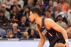 布克：即使连败我们也会保持积极心态 我们的更衣室氛围很好