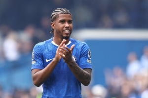 安德烈-桑托斯：有时我得帮埃斯特旺翻译 我能踢6号位和8号位