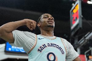 太能抢了！凯尔登两人中间再抢一个前场板助攻文班