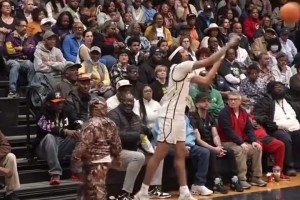 喜感一幕！球员：小孩哥给我上一边去！