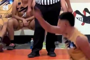 把布伦森都看呆了！女球迷突然闯入球场，保安死死拽住女球迷的腿