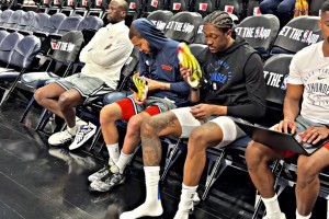 老八确实喜欢穿哈登的鞋！拍他的时候拿着鞋晚安是啥意思...