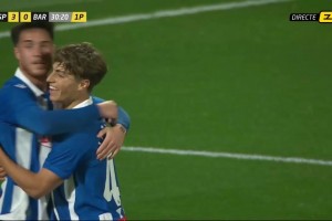 😧又双叒叕失误送礼！巴萨小将禁区出球被断 西班牙人轻松破门