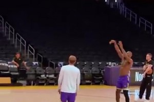 状态看起来不错！老詹赛前已经在训练了