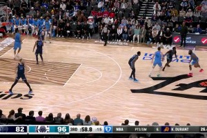 板凳席都准备站起来庆祝了！哈登将文斯晃出三里地，随后一个打铁