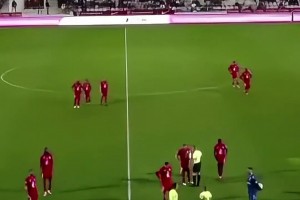 离了大谱了🤣！法丙边裁受伤，观众上场执裁