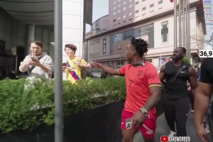 身穿巴萨球衣的C罗粉丝⁉️甲亢哥看到这中国小孩都无语了……