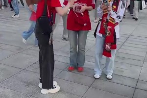 国足+皇马女铁粉！女球迷：爸爸妈妈不知道我来杭州看国足