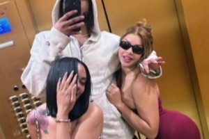 哥们悠着点！惠特摩尔搂着两个大臀妹妹在电梯里自拍