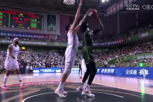 高塔对决！2米16周琦正面无情大帽2米28法尔